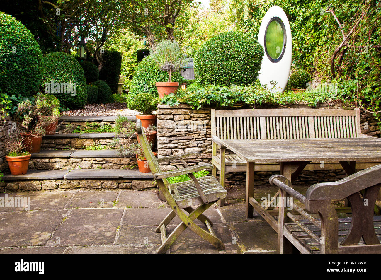 Der Garten eines englischen Landhauses, entworfen von Rosemary Verey mit ein modernes Wasserspiel von Simon Percival Stockfoto
