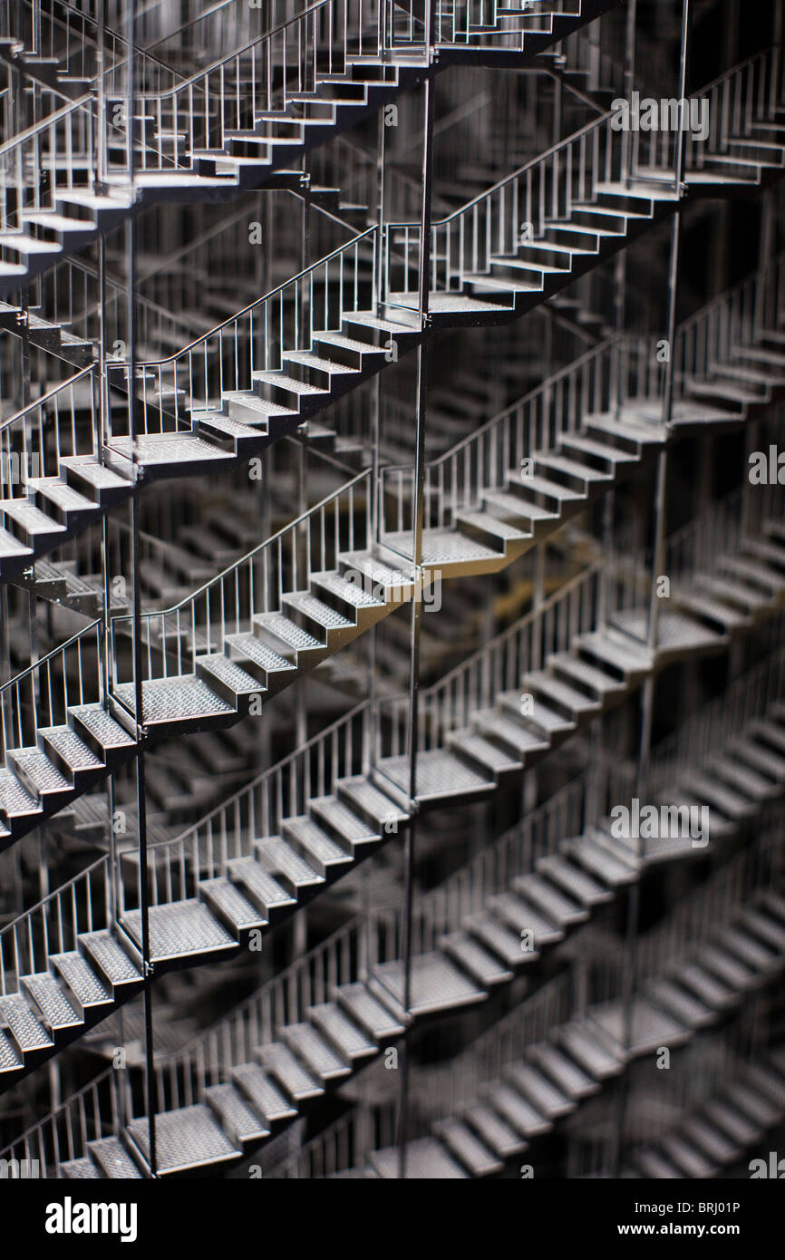 Eine Vielzahl von Treppen in einem Gebäude aus Metall. Stockfoto