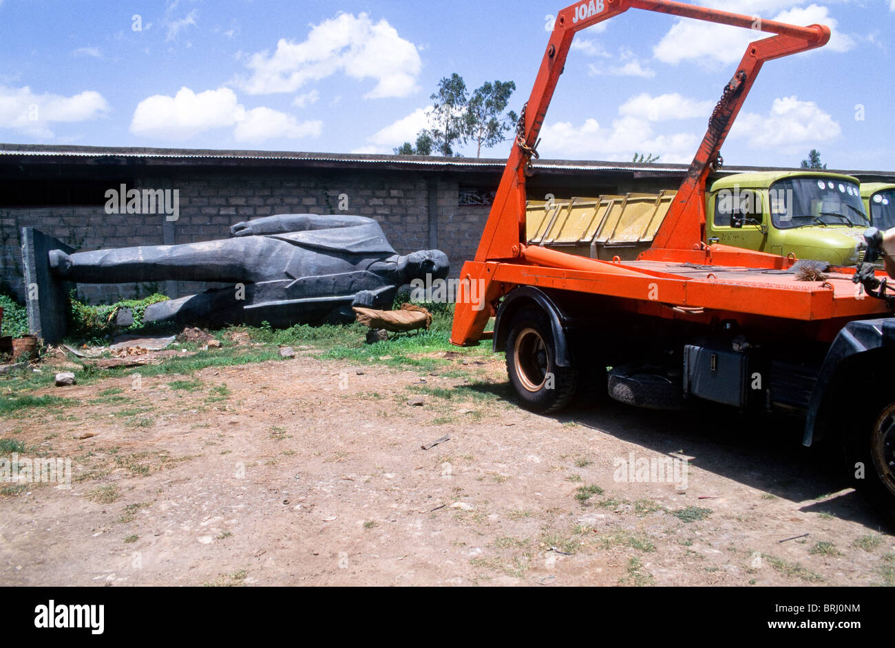 Eine Statue von Lenin übrig geblieben aus den Jahren Mengistu liegt schlafend in der Arbeit Hof in Addis Abeba. Äthiopien Stockfoto
