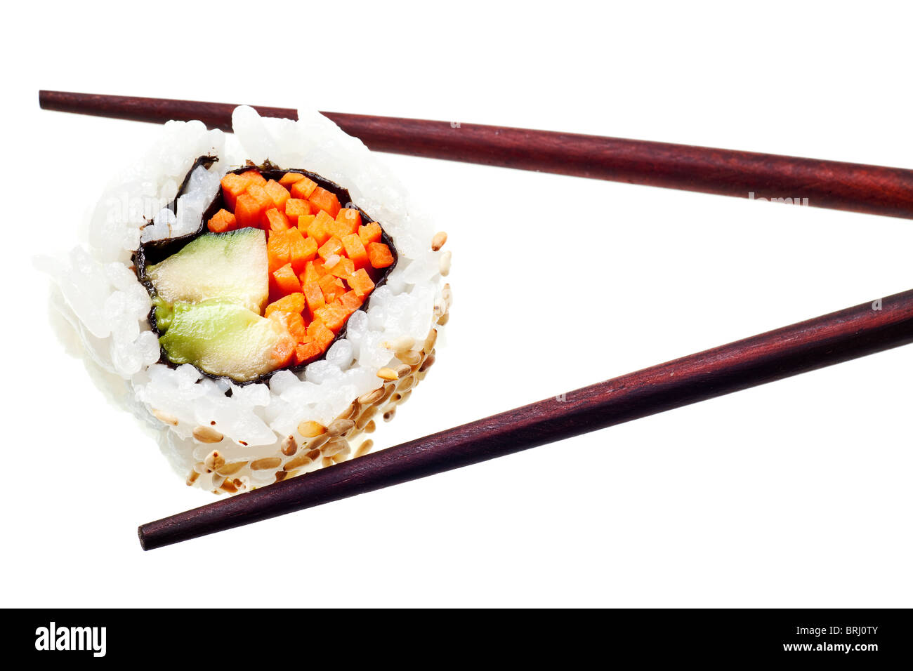 Vegetarische Sushi California roll mit Reis und Algen isoliert auf weißem Hintergrund Stockfoto
