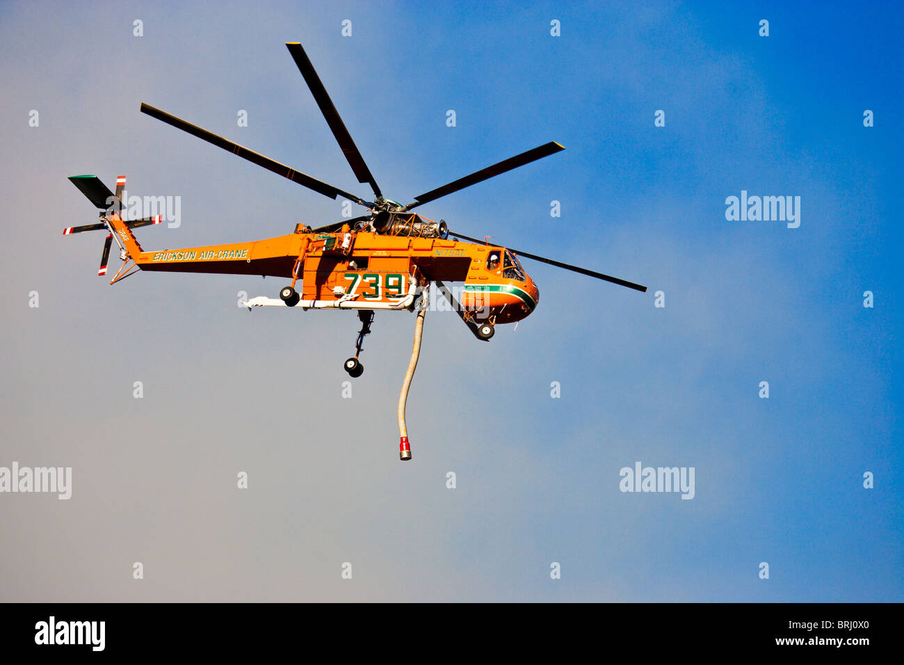 Hubschrauber reagiert auf Los Angeles Bürste Feuer Feuer Stockfoto