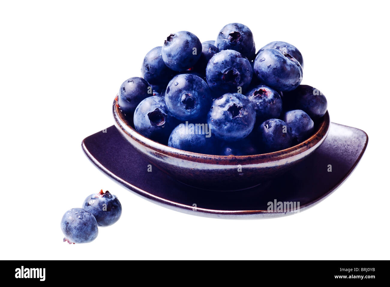 Japanische Schale mit Heidelbeeren auf reinen weißen Hintergrund--isoliert nicht grau! Stockfoto