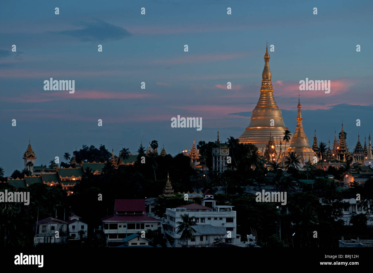 Blick von der Shwedagon-Pagode-Tempel in Yangon Rangun Myanmar Burma birmanischen buddhistischen Sonnenuntergang Stockfoto