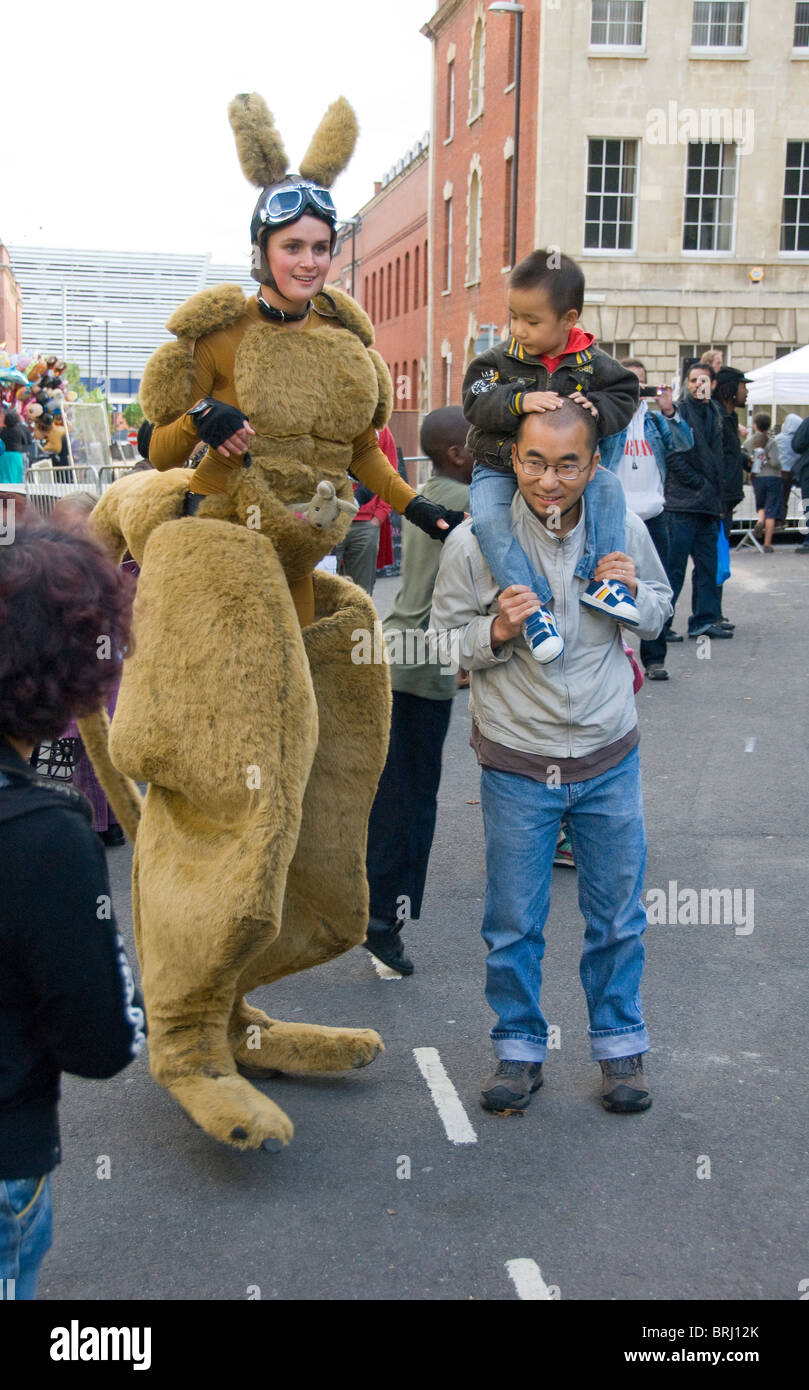 Festival Straßenkünstler tragen Känguru Kostüm, tun, Bristol, Bristol, UK Stockfoto