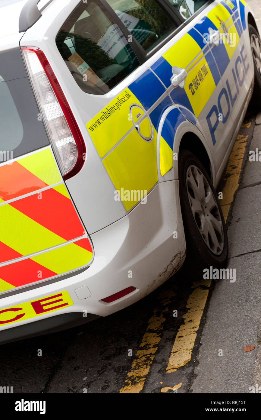Polizeiauto geparkt auf doppelte gelbe Linien Stockfoto