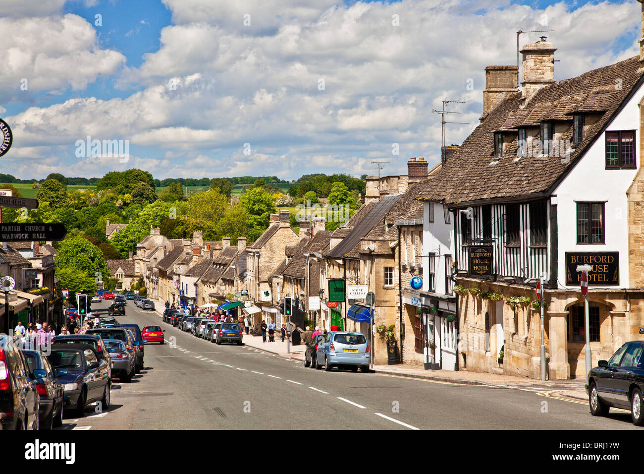Blick auf der hohen Straße in touristischen Cotswold Stadt Burford, Oxfordshire, England, Großbritannien Stockfoto