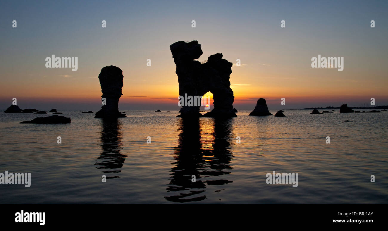 Erodierte Seastacks in Gamla Hamnøya bei Sonnenuntergang in Fårö, Schweden Stockfoto