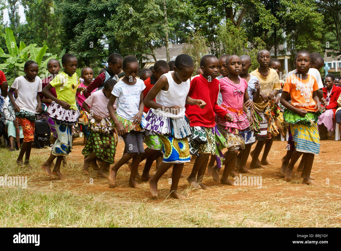 Kikuyu Mädchen durchführen Tribal Dance, Caratina, Kenia Stockfoto
