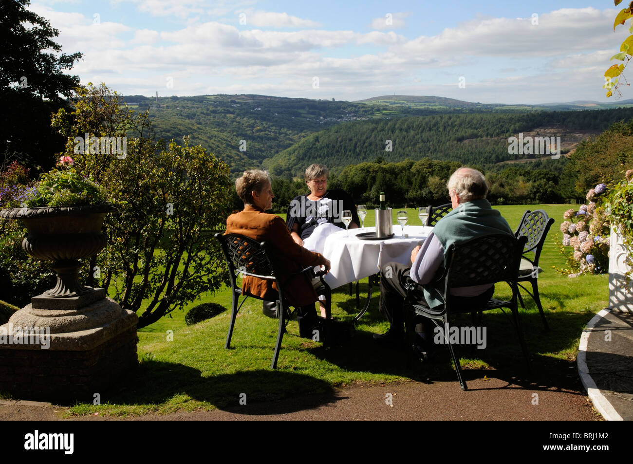 Restaurant die Gäste trinken Wein mit einem malerischen Blick des Tamar Valley in Devon Süd-West England UK Stockfoto