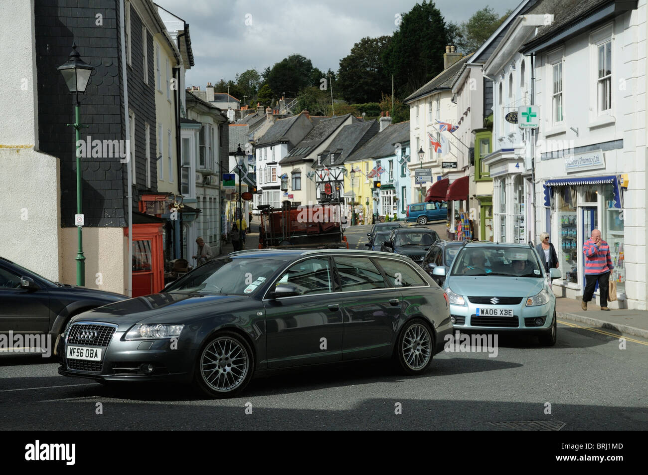 Modbury, einer kleinen Stadt in der Region South Hams South Devon England UK Warteschlangen Verkehr Stockfoto