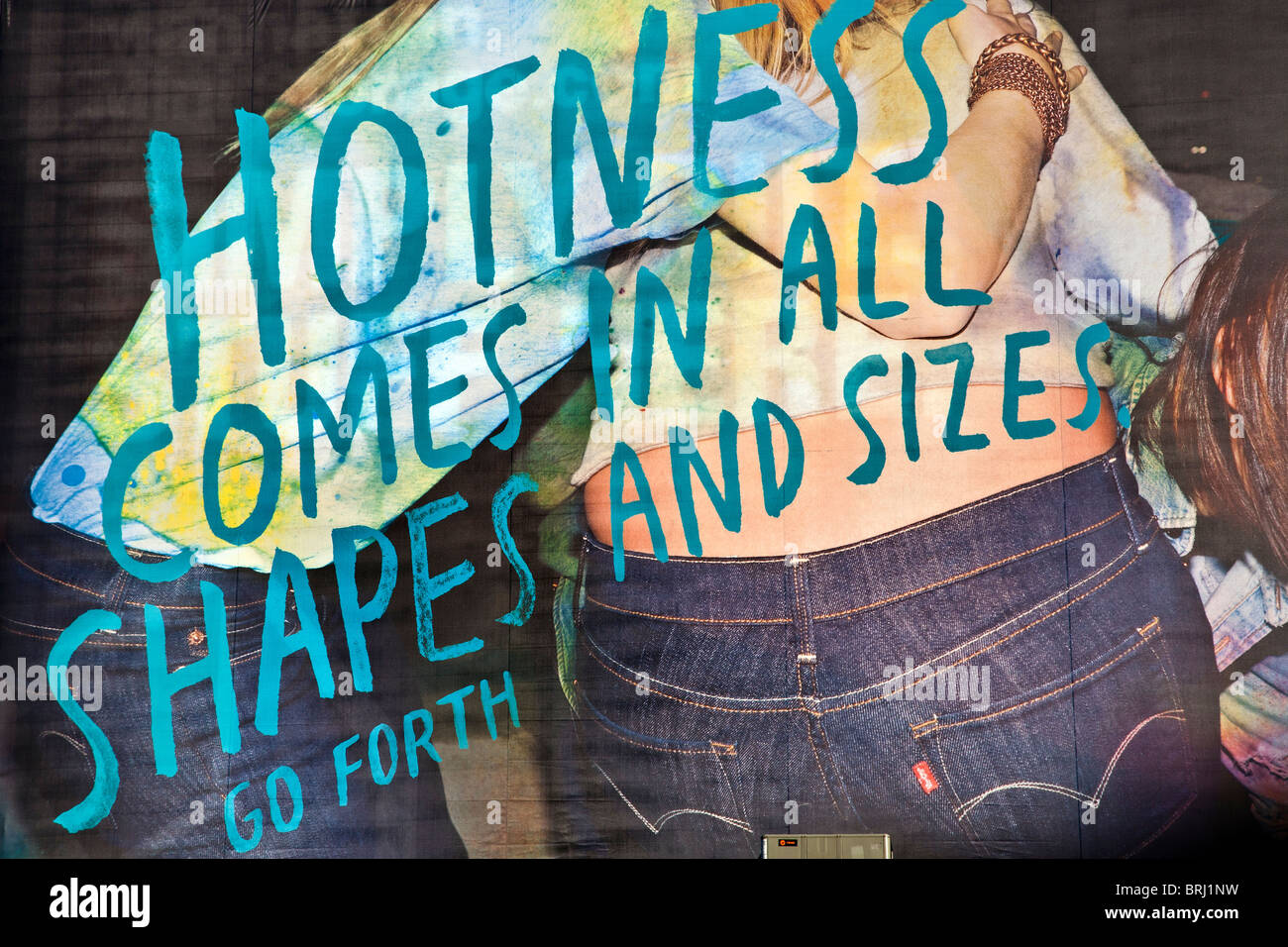 Abschnitt der trendige Levi Werbetafel mit Graffiti-Stil gekritzelt Text an Wand West Side Manhattan New York City Gebäude Stockfoto