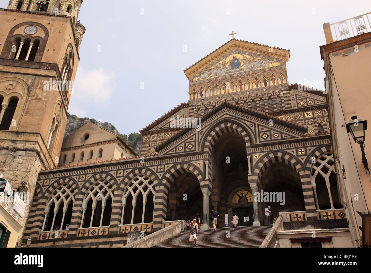 Die Kathedrale von Amalfi ist eine mittelalterliche römisch-katholische Kathedrale auf der Piazza del Duomo in Amalfi, Italien Stockfoto