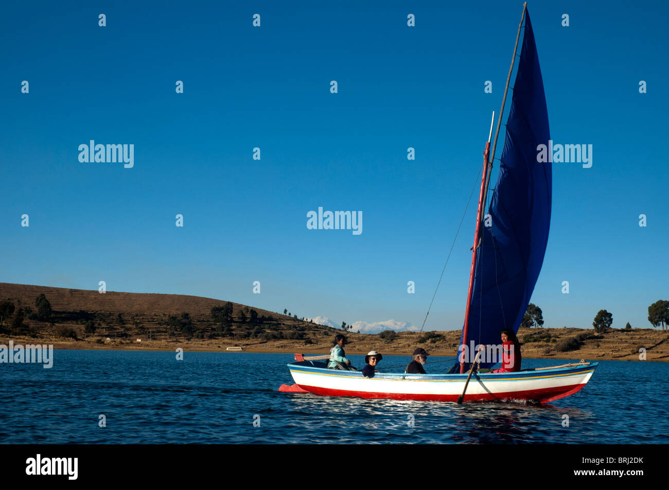 Touristen, die in kleinen Booten auf Anapia Insel, Titicacasee, Peru Segeln. Stockfoto