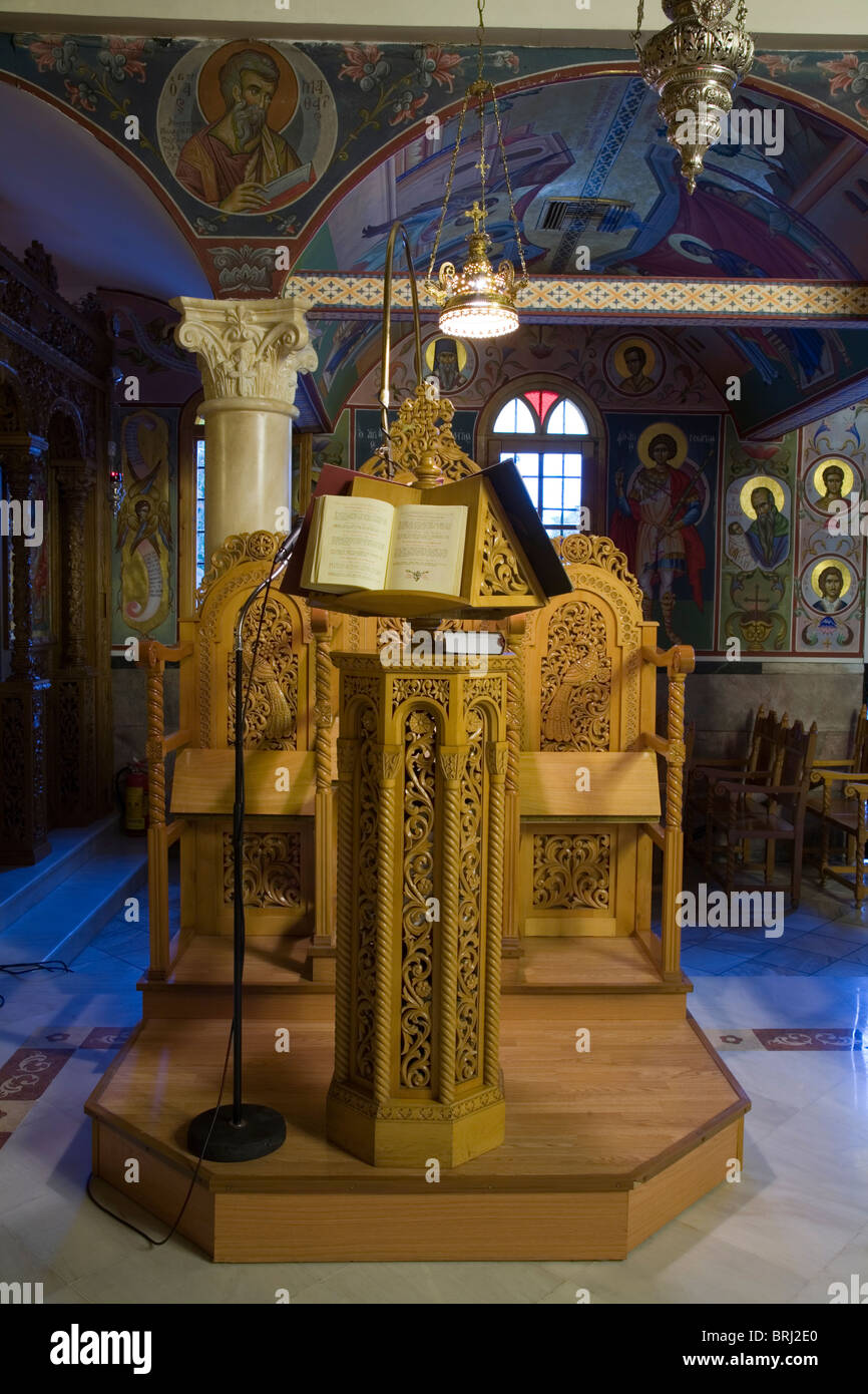 Singender Stühle und Buch stehen hölzerne Contsruction orthodoxen christlichen Kirche Griechenland Interieur Mikrofon Deko relief Stockfoto