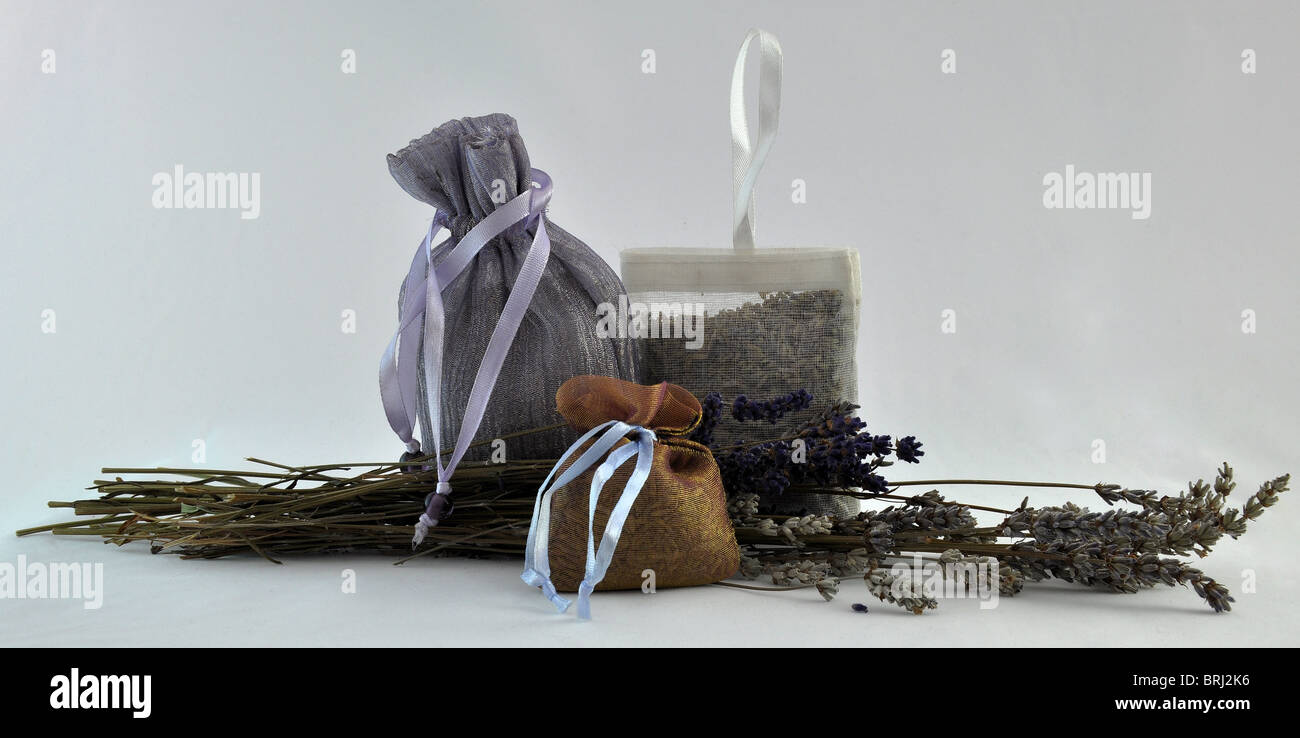 Lavendel Taschen , und mit getrockneten Lavendel auf einem nahtlosen Hintergrund Tasche Spitze weißen Hintergrund leuchten Bündel Stockfoto