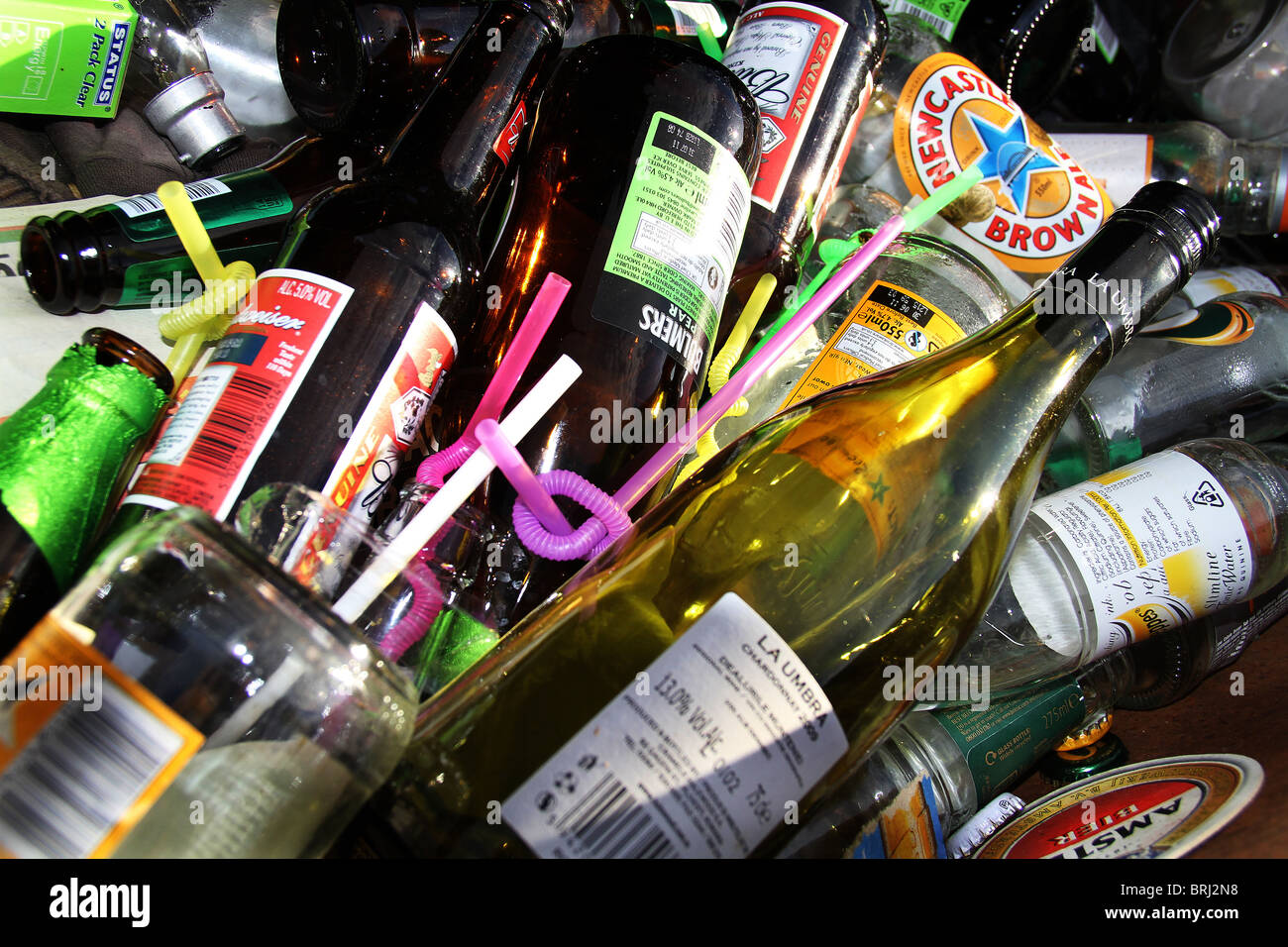 Weggeworfene Flaschen in Rekultivierung überspringen außerhalb Gastwirtschaft. Stockfoto