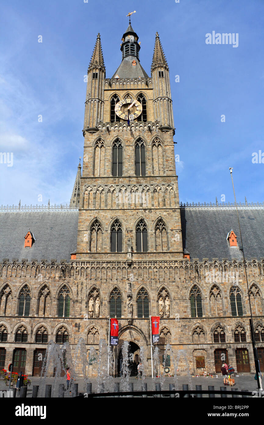 Die Tuchhallen ursprünglich im 13. Jahrhundert erbaut, aber von den deutschen Eindringlingen während WW1 zerstört wurde von 1967, Ypern Belgien wieder aufgebaut. Stockfoto