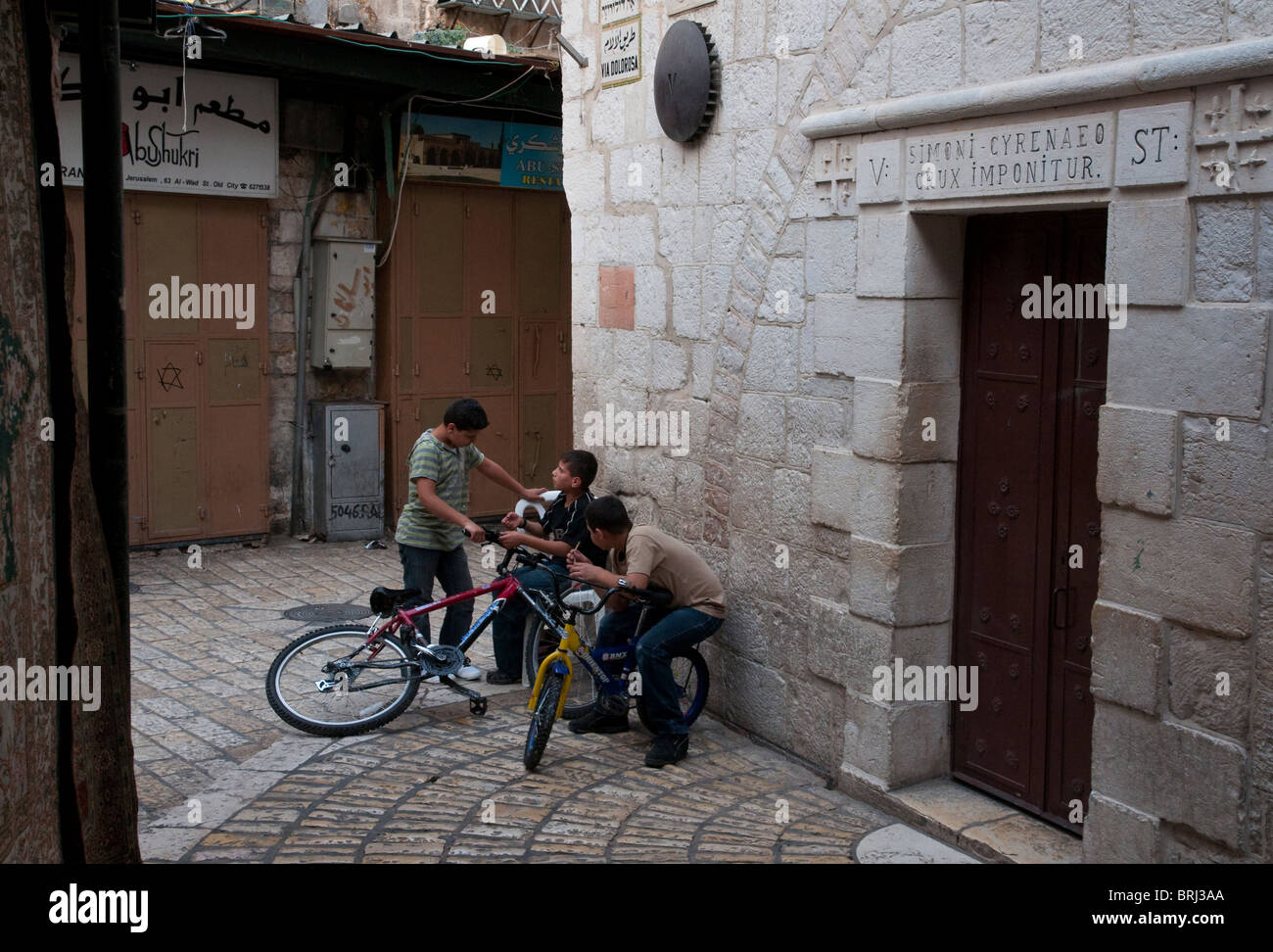 Israel. Altstadt von Jerusalem. Via Dolorosa. Bahnhof V. palästinensische Kinder spielen auf der Straße. Stockfoto