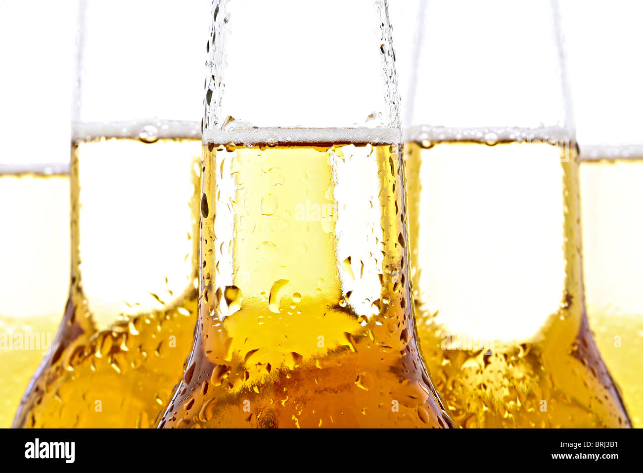 Bierflaschen mit Wassertropfen Closeup auf weiß Stockfoto