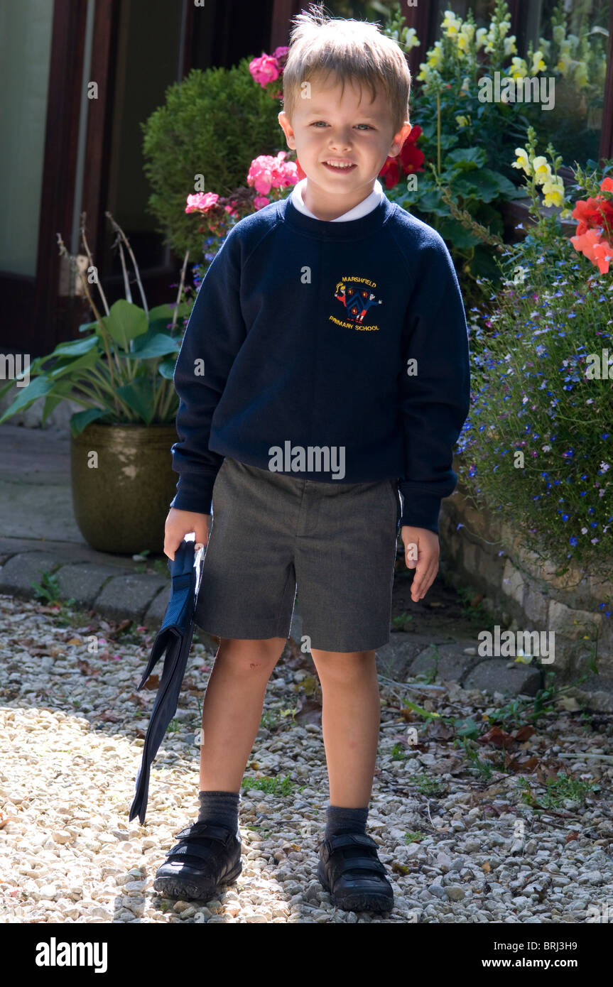 Jungen tragen Schuluniform an seinem ersten Tag in der Schule Stockfoto