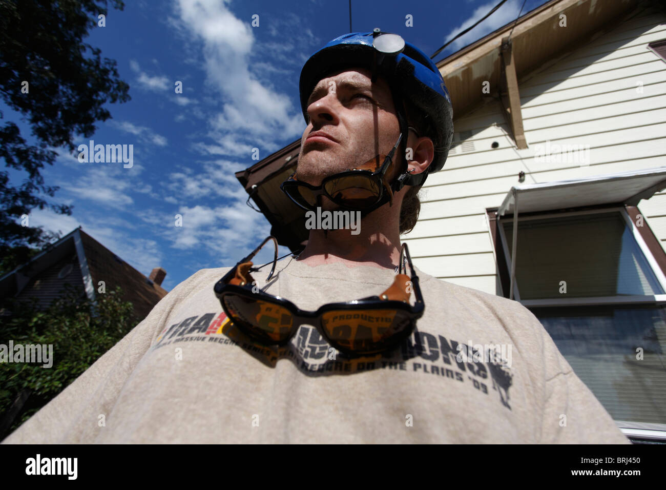 Mann mit zwei Paar Sonnenbrillen und Fahrradhelm, zeigt der Blick der Verwirrung. Stockfoto