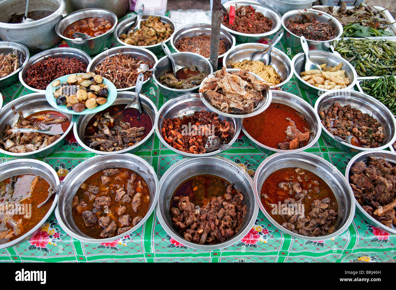 Straße Garküche in Myanmar Burma Yangon Asien mit verschiedenen Curry und anderen traditionellen Gerichten Stockfoto