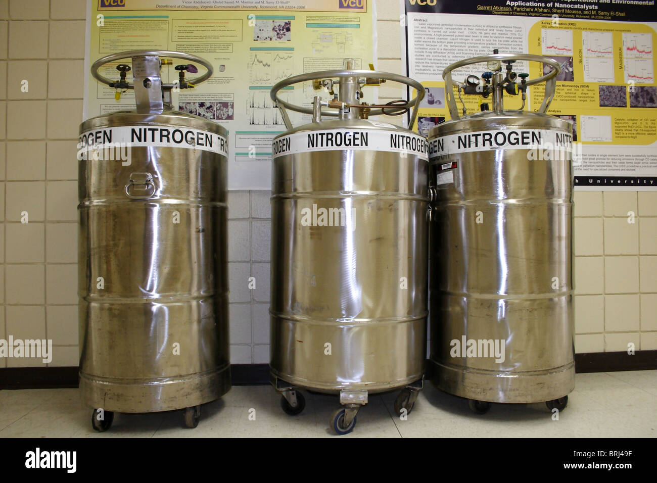 Tanks von flüssigem Stickstoff bei einem Universitätsinstitut für Chemie Stockfoto