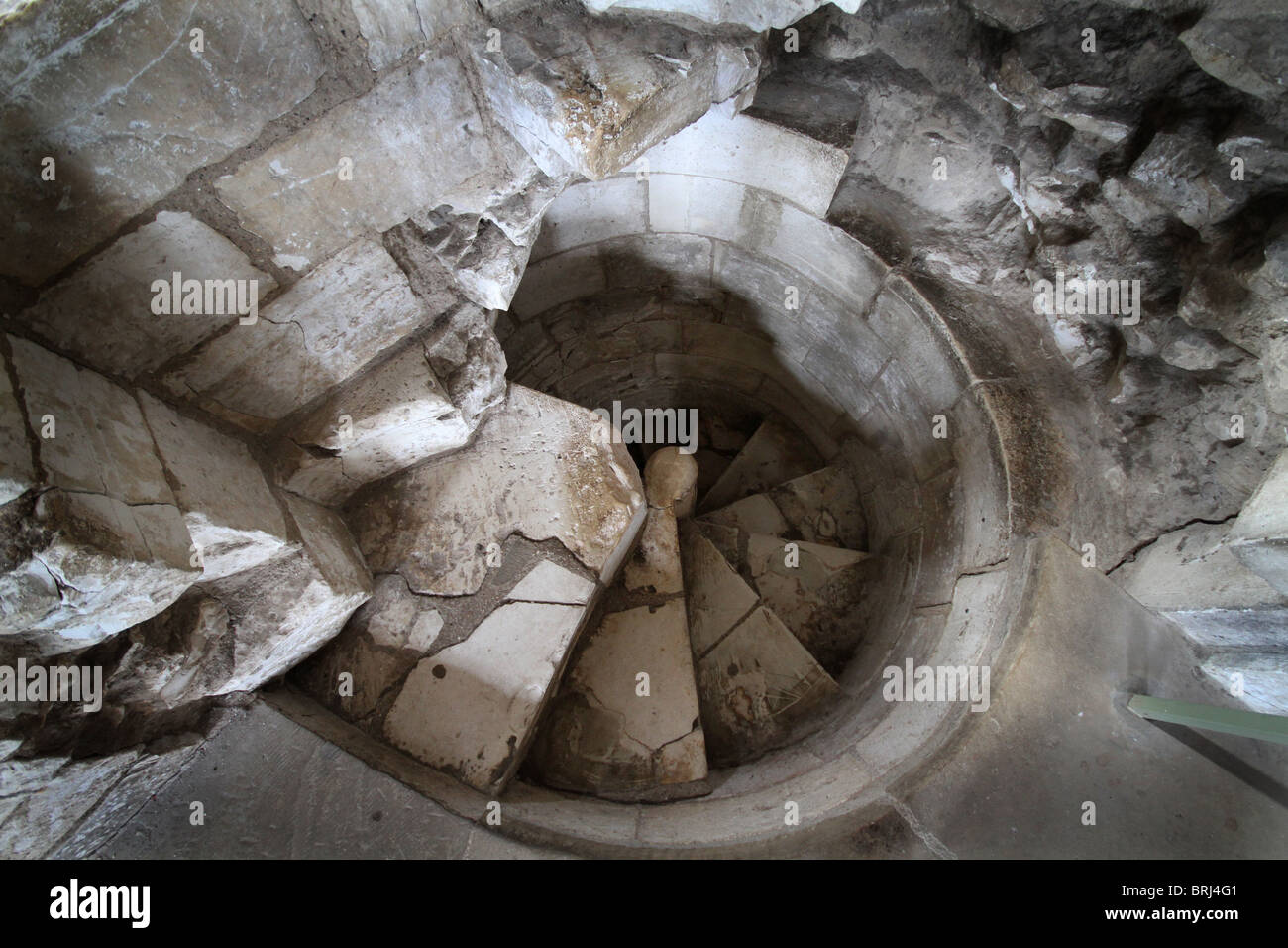 Steinerne Wendeltreppen in Norman Gebäude aus dem Mittelalter. Stockfoto