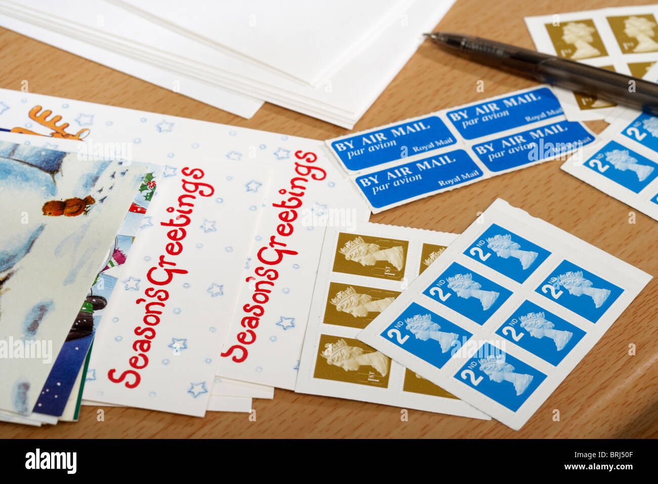 Weihnachtskarten mit Briefmarken und Umschläge Stockfoto