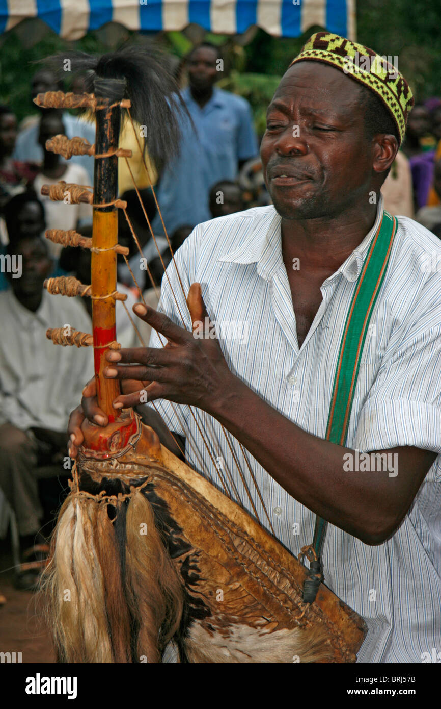 Ein traditionelle ugandischer Musiker spielt im Rahmen eines Festaktes Einführung (Kwanjula) Stockfoto
