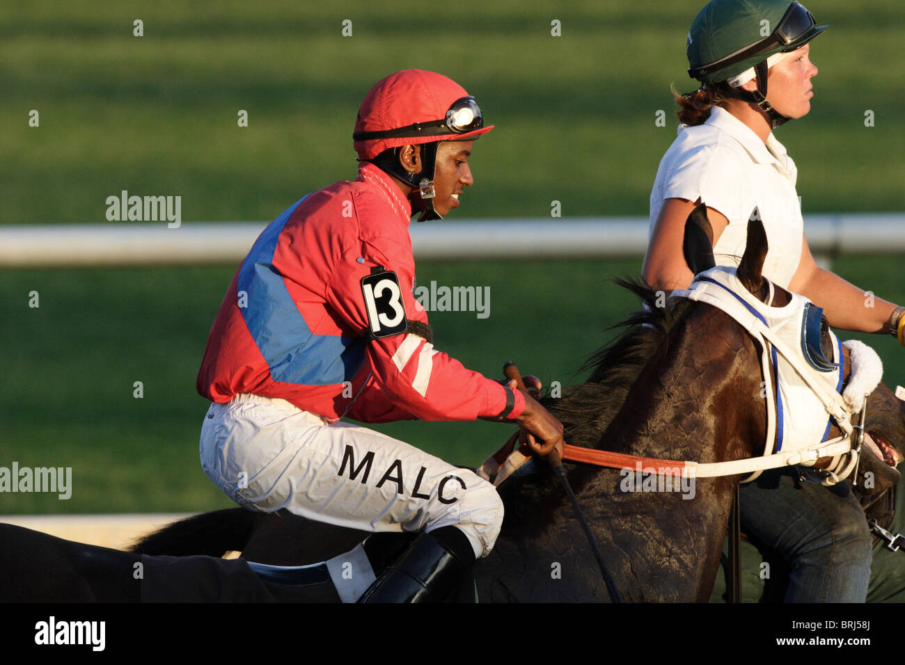 Jockey Malcolm Franklin Aufwärmen für Rennen in Colonial Downs Rennbahn in New Kent County, Virginia, USA. Juli 2010 Stockfoto
