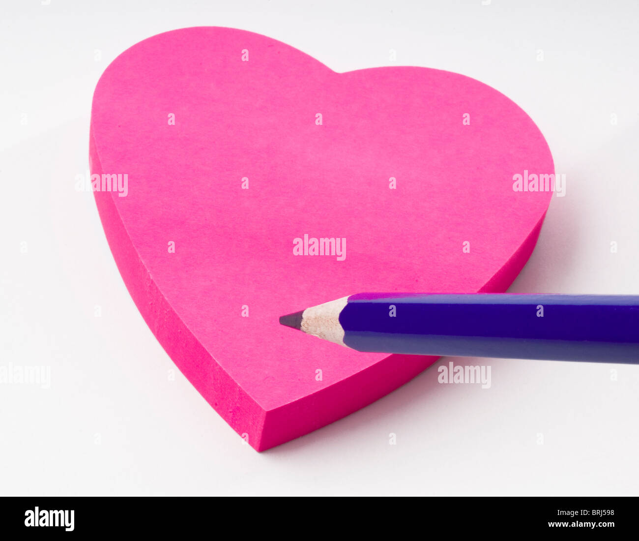 rosa Herz Valentinstag Noten und einem blauen Stift Stockfoto