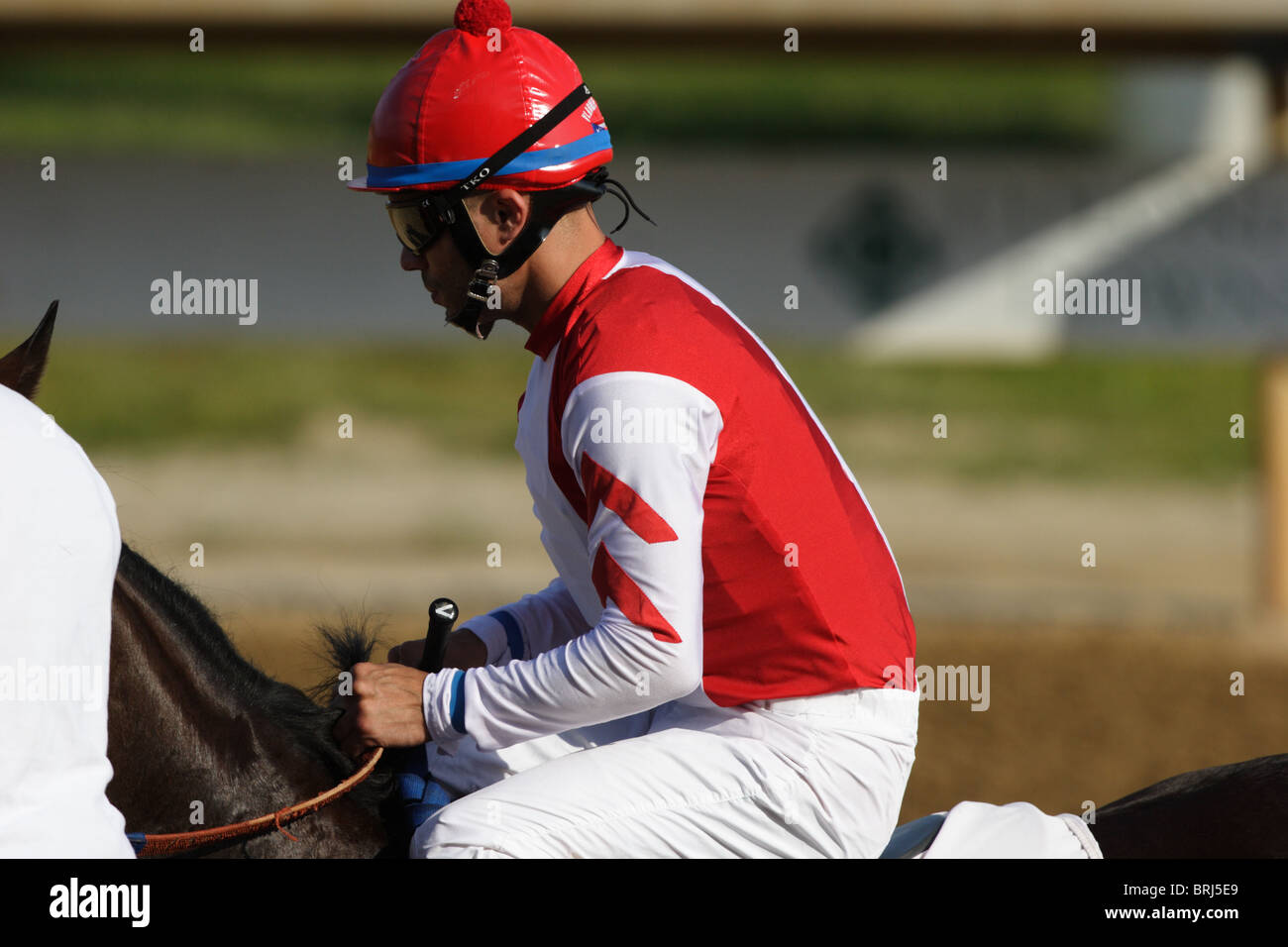 Jockey Vladimir Diaz bereitet für ein Rennen auf der Colonial Downs Rennbahn in neue Kent Grafschaft, Virginia, im Juli 2010 Stockfoto