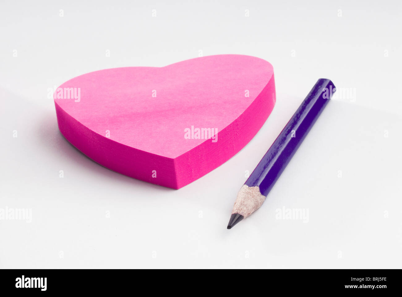 rosa Herz Valentinstag Noten und einem blauen Stift Stockfoto