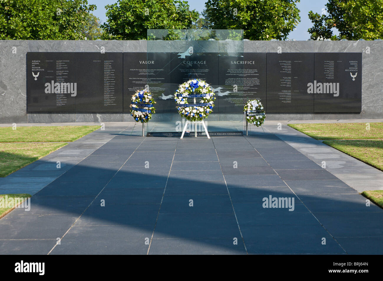 Blumenkränze stehen vor der Mauer der Erinnerung im Gedenken an die gefallenen Soldaten der Luftwaffe an der Air Force Memorial Stockfoto