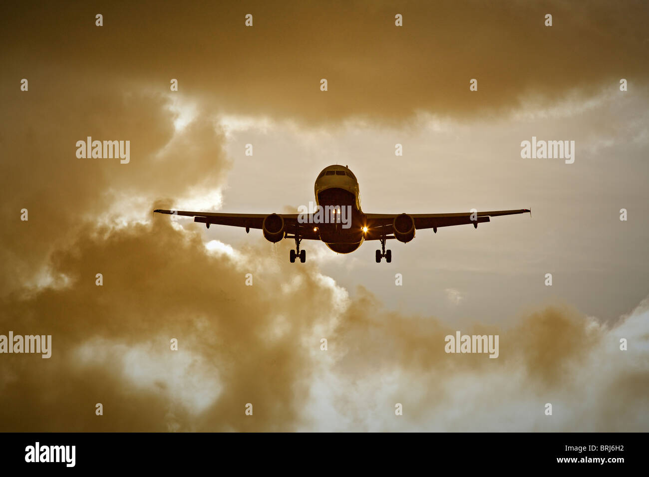 Ein Flugzeug nähert sich Edinburgh Flughafen, Schottland, UK Stockfoto