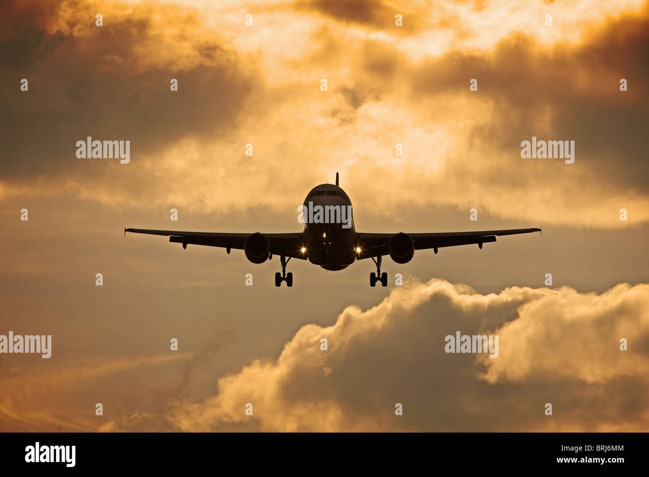 Ein Flugzeug nähert sich Edinburgh Flughafen, Schottland, UK Stockfoto