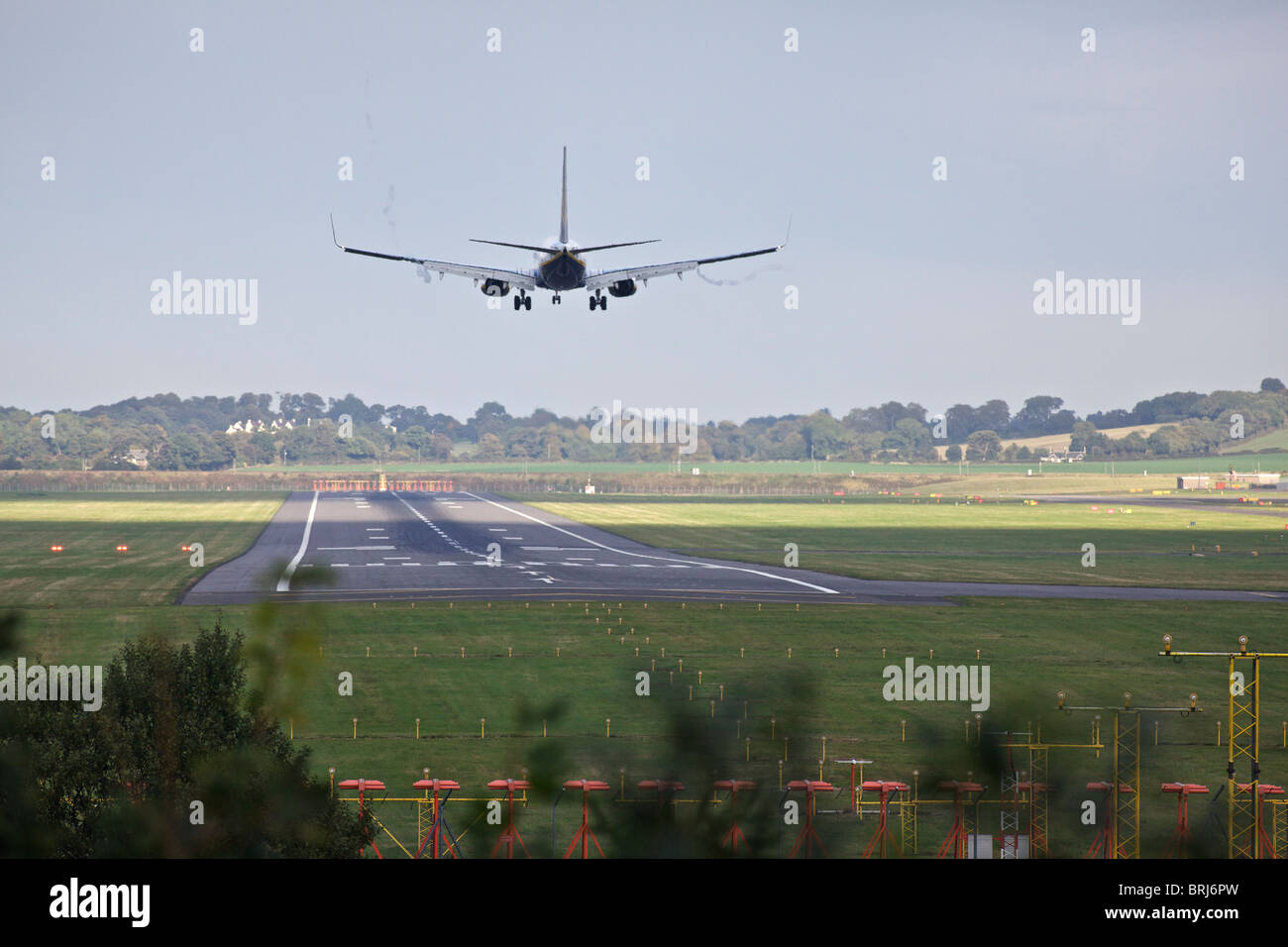 Ein Flugzeug landet auf dem Edinburgh Flughafen, Schottland, UK Stockfoto