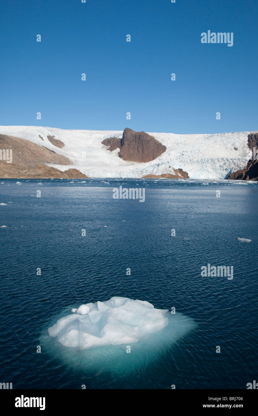 Grönland, Prinz Christian Sund (aka Prins Christian Sund). Entfernten Gletscher mit Eisberg. Stockfoto