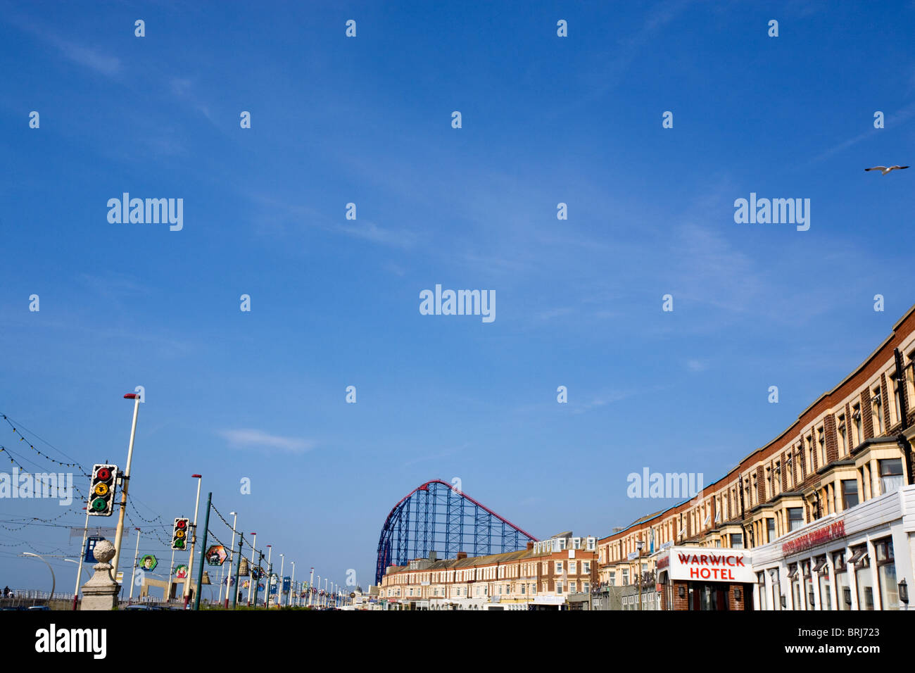 Reihe von Hotels in Blackpool Promenade mit der Big One Achterbahn im Hintergrund Stockfoto