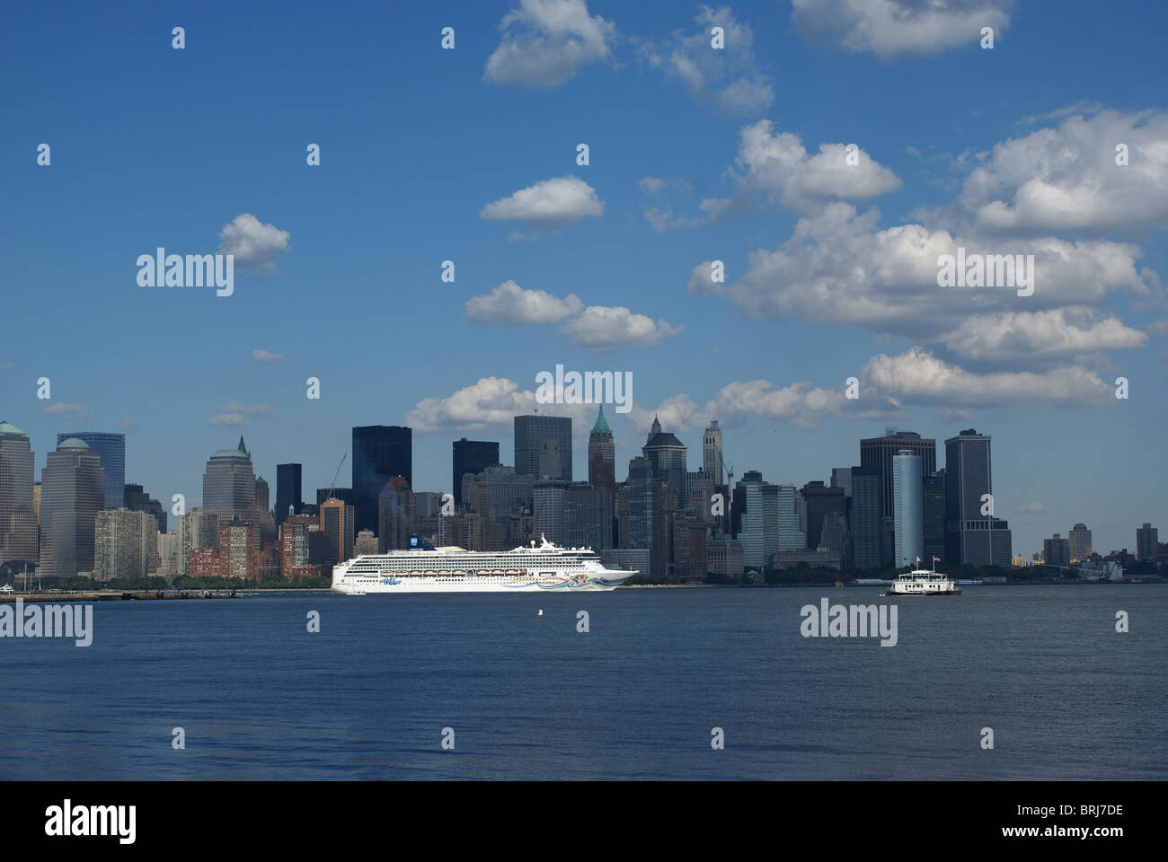 Kreuzfahrtschiff verlässt den Hafen von New York. Manhattan im Hintergrund Stockfoto