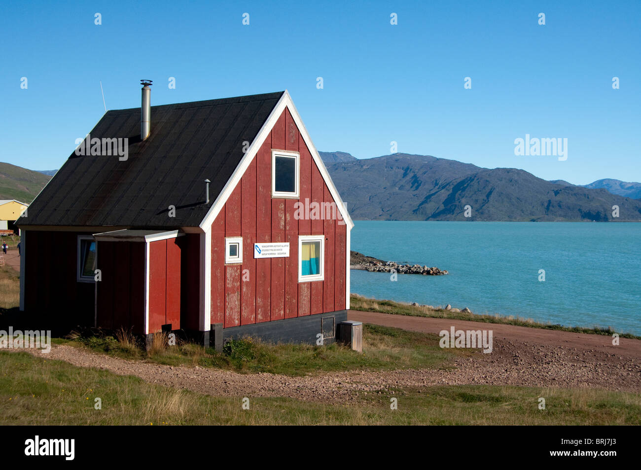 Grönland, Brattahlid (aka Qassiarsuk). Dorf von Erik den roten gegründet. Rotes Haus entlang Tunulliarfik Fjord. Stockfoto