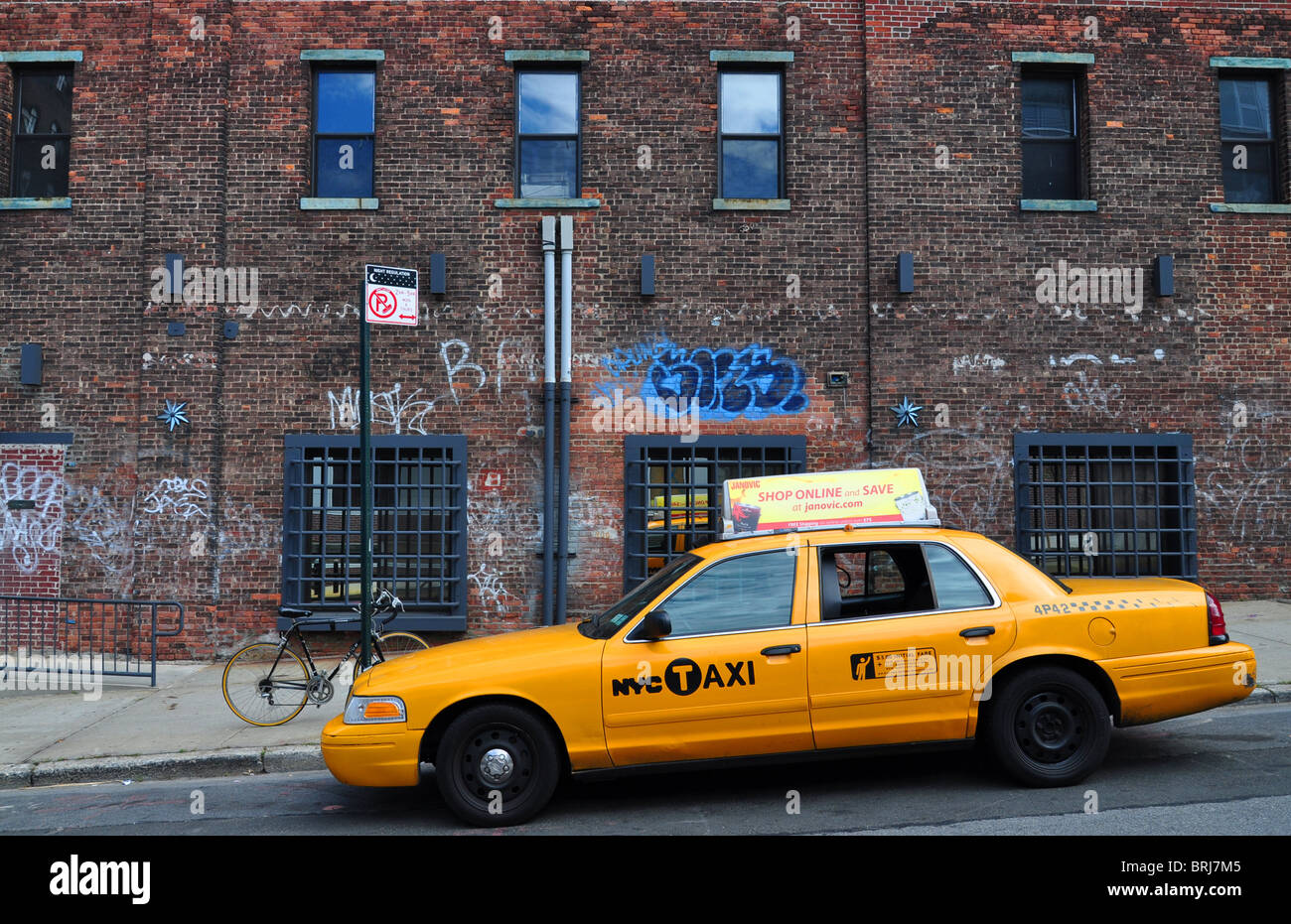 Gelbes Taxi steht vor einem Loft-Gebäude in New York Stockfoto