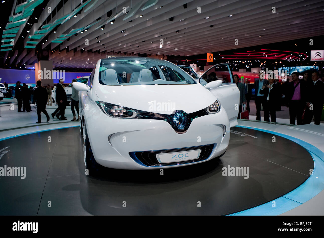 Paris, Frankreich, Leute Suchen, Paris Car Show, Renault Electric Car, Zoe-Vorschau, im Ausstellungsraum angezeigt Stockfoto