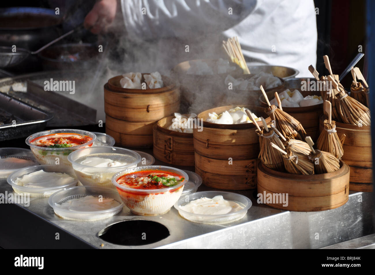 Knödel und andere Lebensmittel auf dem Lebensmittelmarkt in Beijing, China Stockfoto