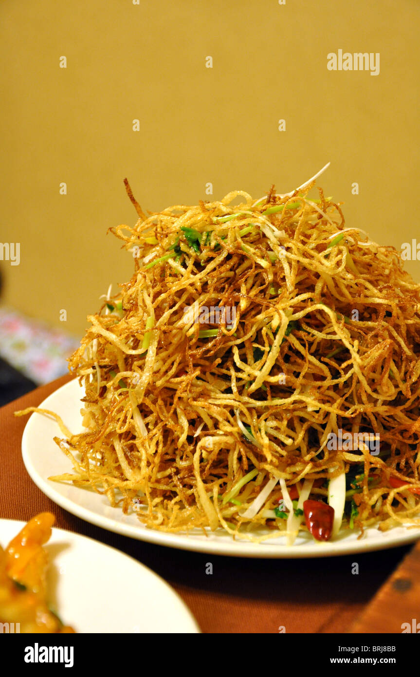 Rühren-gebratene Kartoffelscheiben serviert in einem Restaurant in Peking, China Stockfoto