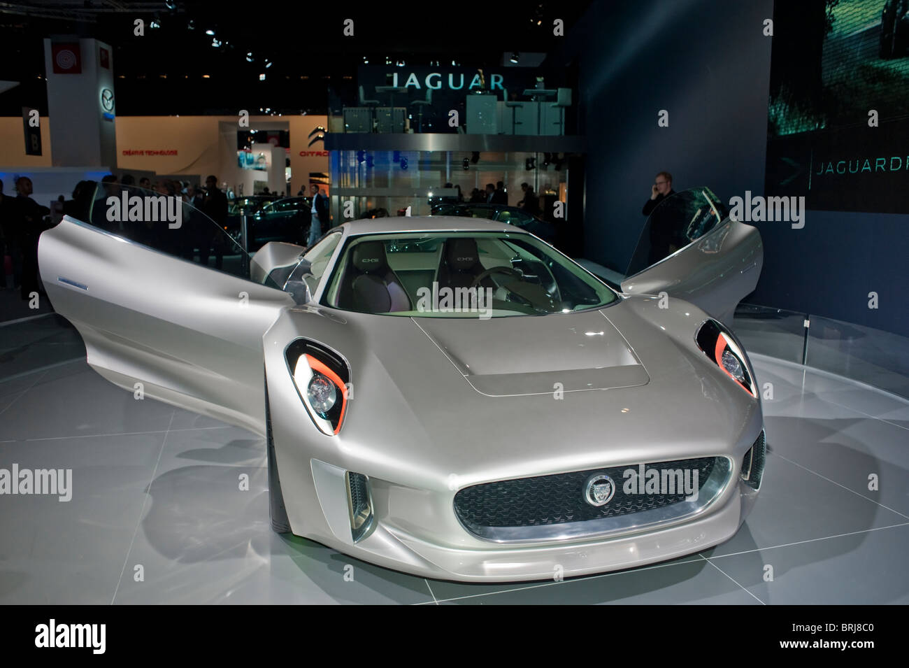 Paris, Frankreich, Paris Auto Show, Jaguar Racing Elektroauto, XJL auf dem Display mit offenen Türen Stockfoto