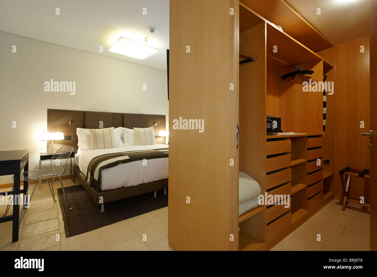 Schlafzimmer mit begehbaren Kleiderschrank Stockfoto