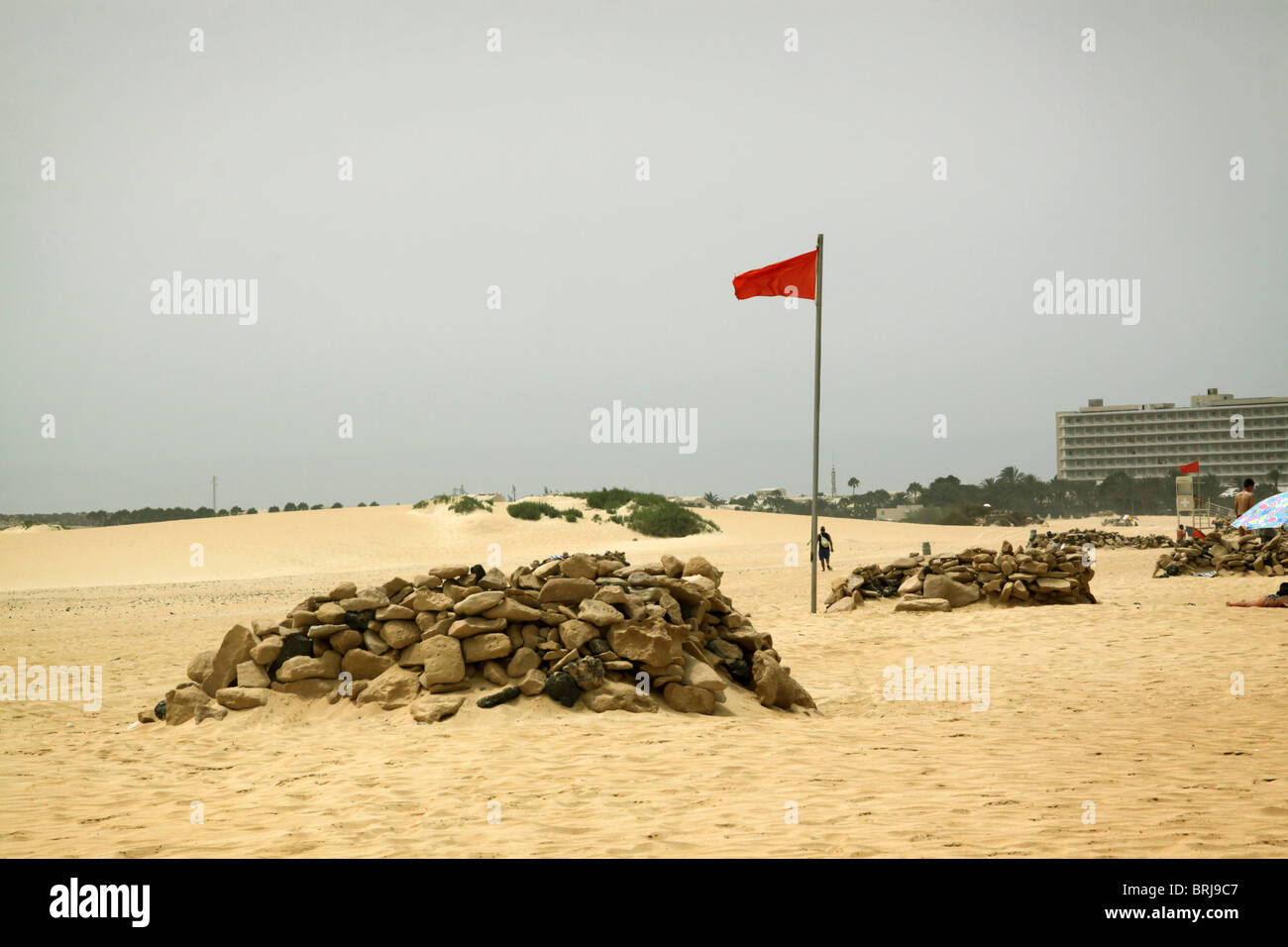 Rote Warnung Flagge am Strand Stockfoto
