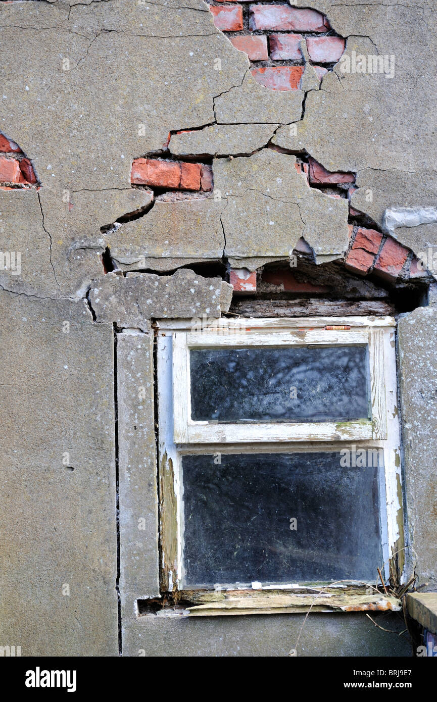 Verfallenden Zement gerendert, Wand und Fenster Stockfoto